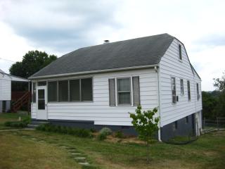 6404 Spring Ave, Radford, VA 24141-8806