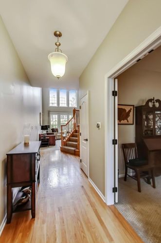 324 Reserve Cir, Willowbrook, IL 60514-1565