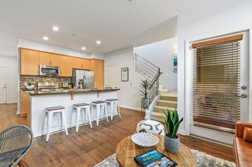 687 Coast Highway 101, Encinitas, CA 92024-3578