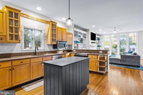 646 Maple Ave, Tavistock NJ 08033-1147 exterior