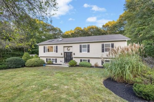 27 Peach Tree Hill Ave, Gales Ferry, CT 06339-1651