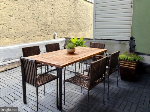 1229 12 St, Philadelphia PA 19147-4903 exterior