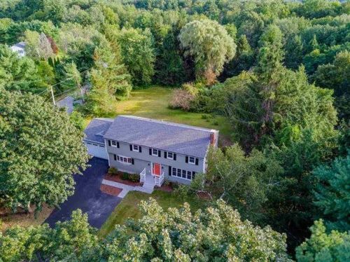 18 High St, Stratham, NH 03885-2210