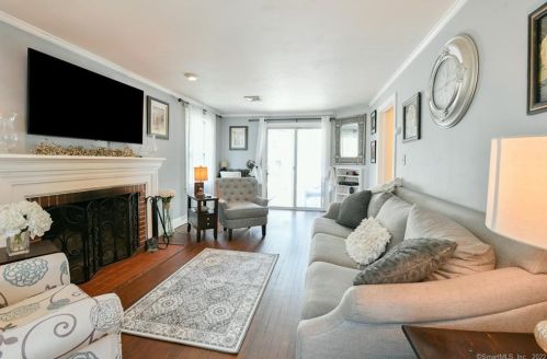 284 Gaylord Dr, Waterbury, CT 06708-2182