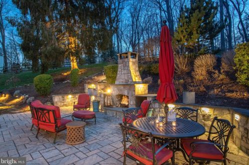 810 Hickory Vale Ln, Great Falls, VA 22066-2810