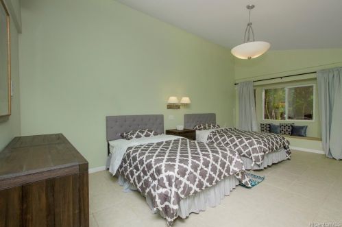 6857 Niumalu Loop, Honolulu HI  96825-1646 exterior