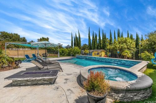 450 25 St, Upland CA 91784-8338 exterior