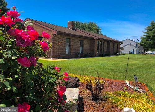 4432 Birchwood Rd, York, PA 17402-3349