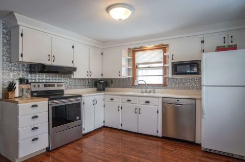 10 Mohawk St, Hinsdale, NH 03451-2406
