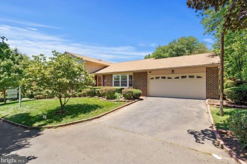 1007 Challedon Rd, Great Falls, VA 22066-1728