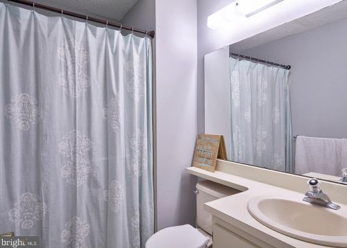 24 Cheverny Ct, Trenton NJ 08619-4718 exterior