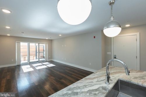 817 20th St, Philadelphia, PA 19130-2005