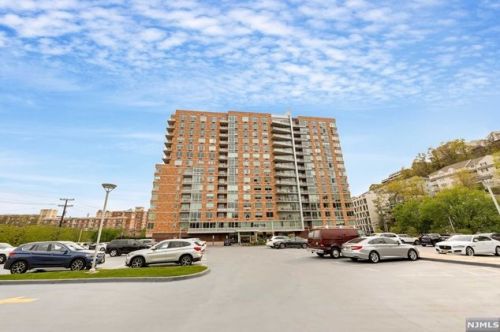 516 Hudson Park, Edgewater, NJ 07020-1496