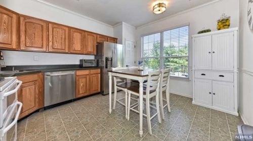 1197 Chedworth Cir, Mahwah, NJ 07430-1374