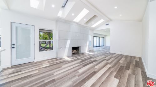 6610 Allott Ave, Van Nuys, CA 91401-1102