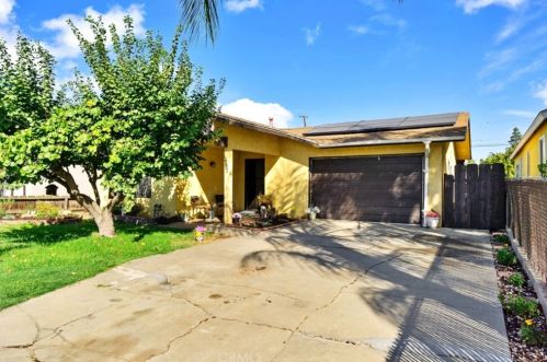 1687 5th St, Clovis, CA 93611-1429
