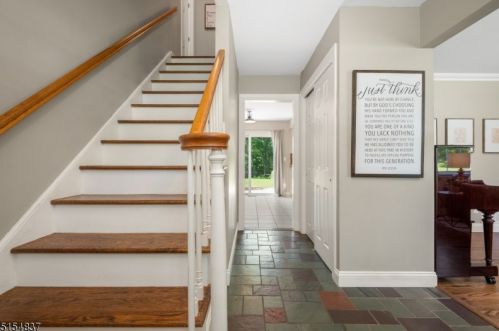 4 Jeffrey Ln, Bridgewater, NJ 08807-1406