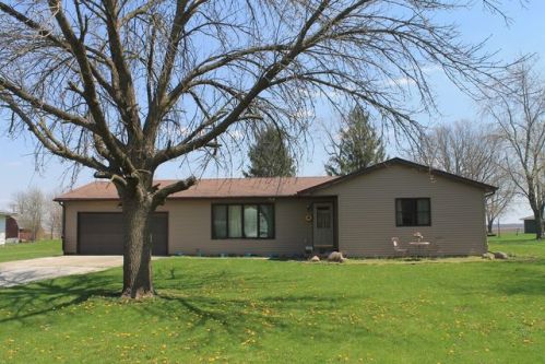 304 Broadway St, Fisher, IL 61843-9779