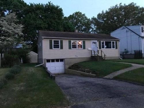 15 Sleepyhollow Dr, Norwalk, CT 06851-3208