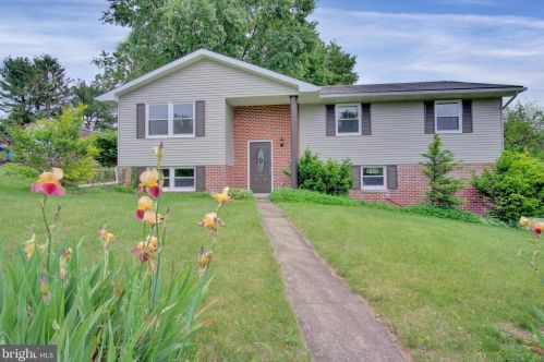 70 Moongale Dr, Carlisle, PA 17013-2115