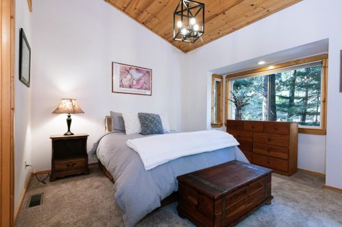 13552 Pathway Ave, Truckee CA  96161-6219 exterior