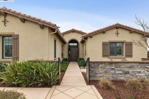 99 Country Club Dr, Hayward, CA