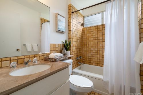 1015 Wainiha St, Honolulu HI  96825-2725 exterior