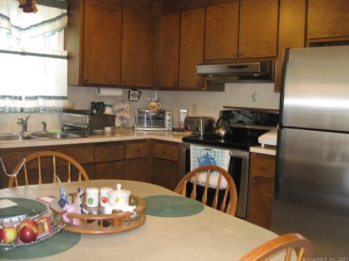 82 Fieldwood Rd, Waterbury, CT 06704-1127