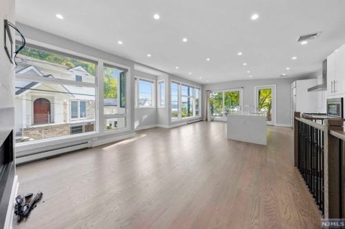47 Colony Rd, Edgewater NJ  07020-1505 exterior