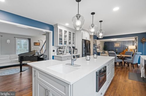 827 Spring Knoll Dr, Herndon VA  20170-3920 exterior