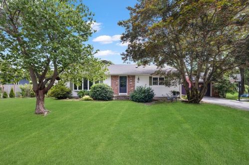 96 Bayberry Ln, Warwick, RI 02818-3421