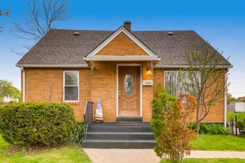 1425 Greenfield Ave, North Chicago, IL 60064-1704