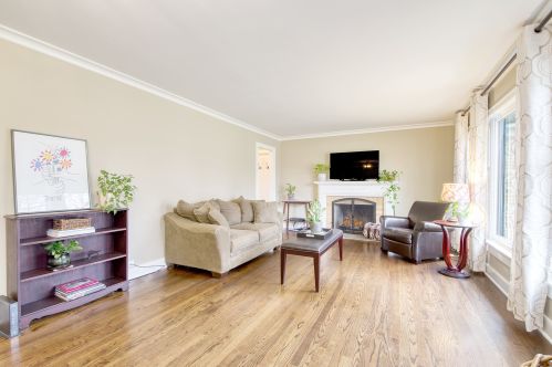 2208 Central Rd, Glenview, IL 60025-4235
