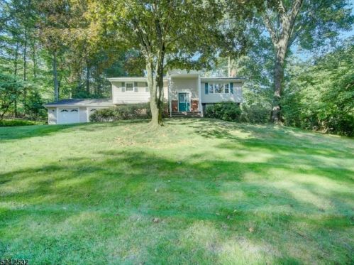 3 Sue Ct, Parsippany, NJ 07834-9516