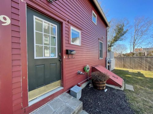 9 Bacheller St, Middletown, RI 02840-4036