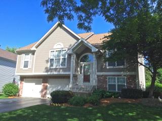 1057 Clover Hill Ln, Hoffman Estates, IL 60120-2395