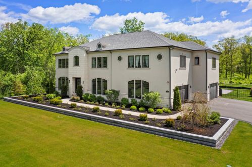 23477 Elm Rd, Half Day, IL 60069-2201