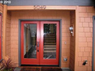 5049 View Point Ter, Portland OR  97239-3906 exterior