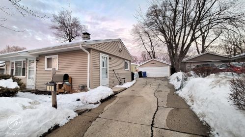 41 Ash St, Carpentersville, IL 60110-1662