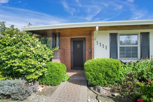 1111 Pine St, Lodi, CA 95240-3113