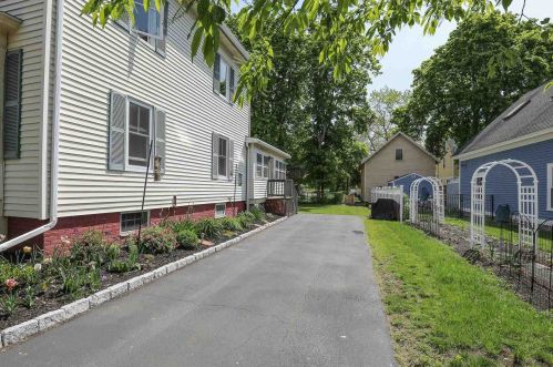 33 Maple St, Dover, NH 03820-3039