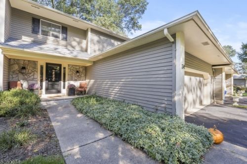 34 Hunters Cir, Lebanon, NJ 08833-4396