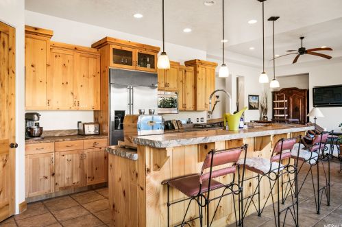 340 Snow Cyn Dr, Kayenta UT 84738-6041 exterior