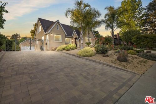 2417 Glenoaks Blvd, Glendale CA  91206-3027 exterior