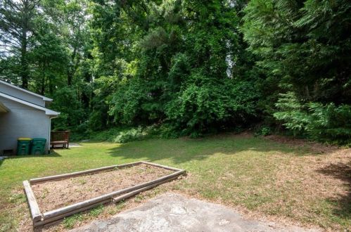 6769 Lockridge Dr, Atlanta GA  30360-1555 exterior