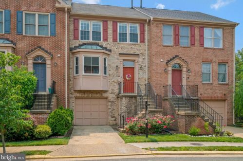 6223 Squires Hill Dr, Falls Church, VA 22044-2366