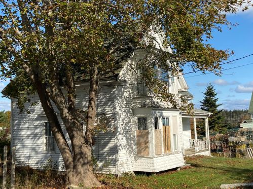 5 Starr St, Vinalhaven, ME 04863-3818