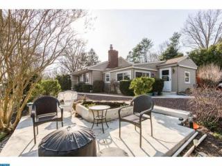 300 Meadowglen Ln, Media, PA 19063-5010