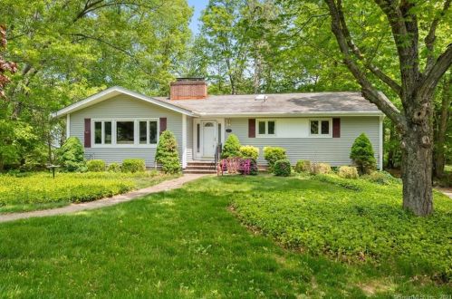 22 Laurel Hill Dr, Niantic, CT 06357-1506