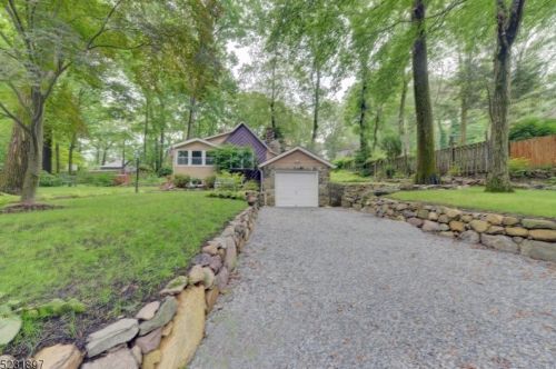 16 Ridge Trl, Kinnelon, NJ 07405-3120